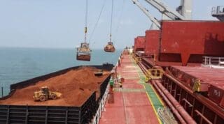 Ce rebond intervient malgré le durcissement de Conakry qui a révoqué les licences et fait pression sur les groupes miniers pour qu'ils construisent des raffineries d'alumine localement. «Avec ces volumes, la production annuelle de bauxite de la Guinée devrait atteindre environ 180 millions de tonnes, bien en dessous du rythme établi au premier semestre, mais toujours plus de 20 % au-dessus du record de 2024,» a déclaré Bernabe Sanchez, un économiste indépendant spécialiste des matières premières.