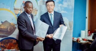 Le groupe China Road and Bridge Corporation (CRBC) a officialisé, le 15 octobre 2025, la signature d’un protocole d’accord (MoU) avec le gouvernement gabonais pour la construction d’une nouvelle raffinerie de pétrole brut à Port-Gentil, capitale économique du pays. Ce projet industriel s’inscrit dans un programme global d’infrastructures mené par la société chinoise, qui prévoit également la construction et la réhabilitation de plus de 250 kilomètres de routes dans la province du Woleu-Ntem, au nord du Gabon.