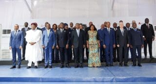 Angola | Sommet de Luanda : construire une Afrique souveraine : les dirigeants continentaux s’unissent pour financer la connectivité et l’intégration Dans son discours inaugural, João Manuel Gonçalves Lourenço, président de la République d'Angola et président de l'Union africaine (UA), a souligné que l'Afrique doit investir entre 130 et 170 milliards de dollars par an pour jeter les bases d'une croissance durable. «Nous devons passer des paroles aux actes,» a-t-il exhorté. «Ce sommet représente une étape décisive vers la mobilisation des ressources nécessaires pour renforcer la connectivité et l'intégration à travers notre continent.»