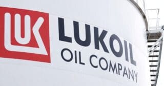 Dans un communiqué, le management de Lukoil révèle avoir lancé le processus de cession de l’ensemble de ses actifs détenus hors de Russie. Ce recentrage du groupe sur ses terres, va se traduire aussi par le désengagement de toutes ses participations dans les sociétés pétrolières en Afrique.