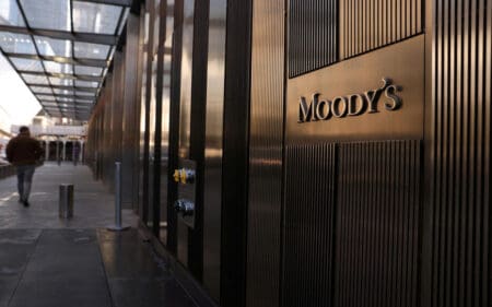 La France peut respirer encore quelques semaines. Moody’s, l’une des trois principales agence de notation, maintient la note de la France. Toutefois, elle l'a assortie d'une perspective négative. Après Fitch et Standard & Poor's, la note de Moody's était très attendue. Alors que de nombreux analystes s'attendaient à une dégradation de la note française, l'agence de notation américaine l'a maintenue, tout en abaissant la perspective de «stable» à «négative,» lançant ainsi un avertissement au pays, en plein débat budgétaire au parlement.