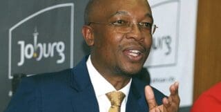 Afrique du Sud | Droits de douane trumpiens : Pretoria espère un allègement Pretoria explore la possibilité d'un nouvel accord d'allégement des tarifs douaniers de 30 % imposés début août 2025 sur ses exportations vers les Etats-Unis, selon le ministre du Commerce, Parks Tau, cité par la presse économique locale. Ajustés à la hausse, les nouveaux tarifs décidés par Washington ont renchéri le coût d’accès au marché américain le deuxième débouché commercial de l’Afrique du Sud avec 17,64 milliards de dollars d’échanges bilatéraux en 2023. Les secteurs agricole et automobile concentrent les volumes les plus importants, et sont de fait les premiers exposés aux effets de ces surtaxes.