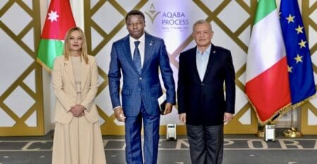 Institué en 2015 sous l’impulsion du Roi Abdallah II de Jordanie et de l’Italie, le Processus d’Aqaba est une initiative internationale de haut niveau, bilatérale et informelle, visant à renforcer la coopération multilatérale contre le terrorisme et l’extrémisme violent. Il offre une plateforme unique pour les chefs d’État, les responsables de la sécurité et les acteurs internationaux clés afin de partager des informations, de coordonner les stratégies de lutte et de renforcer les capacités des pays partenaires.