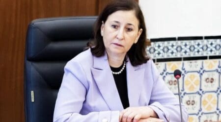 La Tunisie est aux prises avec une grave crise financière marquée par une dette publique élevée, une croissance faible et un accès limité au financement extérieur depuis le coup de force du président Kais Saied qui a confisqué la quasi-totalité des pouvoirs en 2021. La pression économique a poussé le gouvernement à trouver dans l’urgence des solutions pour stabiliser les finances du pays et maintenir les services publics essentiels.