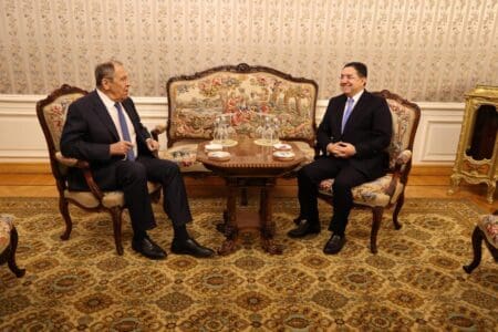Les deux ministres ont salué l’impulsion donnée par les deux chefs d’État, dont la vision continue de nourrir et d’orienter ce partenariat en plein essor. Nasser Bourita et Sergueï Lavrov se sont félicités de la qualité de leurs échanges et de la dynamique de dialogue et de coopération qui caractérise les relations maroco-russes.