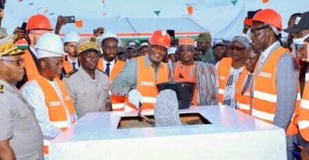 Après les centrales de Boundiali, Ferké Solar et Amea Gontougo, la Côte d’Ivoire poursuit son offensive solaire avec le démarrage des travaux de la centrale photovoltaïque de Kong, au nord du pays. Cette nouvelle infrastructure, d’une capacité de 50 mégawatts, sera dotée de 88 000 panneaux solaires répartis sur une superficie de 80 hectares dans la région du Tchologo.