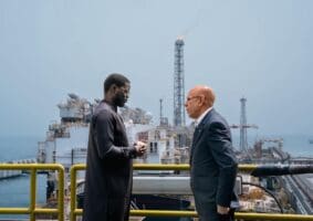 Le contrat qu’on chercherait à reconduire, contre toutes logiques, qui justifie de toutes les critiques, constituerait la source des plus grandes pertes pour la Mauritanie. L’article 23 du décret 2019-56 fixe à 2 ans la durée du contrat. Une dérogation ne pourrait être accordée que par un autre décret. Est-ce le cas présentement ? Et pour quels motifs ? Le motif qui aurait été invoqué est la concordance du marché d’approvisionnement avec celui de la construction d’un dépôt pétrolier de 100 000 m3 dont le financement et le paiement sont assurés par ajout au prix des prix pétroliers d’importation