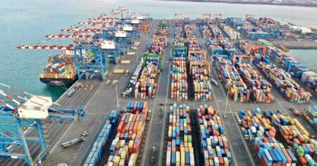Gestion portuaire | Arbitrage : Djibouti inflige un revers judiciaire à DP World Dans la requête déposée la Cour internationale d’arbitrage de Londres, le groupe émirati d’exploitation des services portuaires réclamait à l’opérateur portuaire public de Djibouti, des dommages et intérêts de près d’1 milliard de dollars à la suite de la résiliation par la République de Djibouti de la concession du terminal à conteneurs de Doraleh en février 2018. Le juge arbitral a confirmé que la société PDSA n’avait aucun lien avec la fin de cette concession. Cette résiliation relevait d’une décision souveraine de Djibouti, et PDSA n’était pas responsable des «pertes» invoquées par DP World devant la cour d’arbitrage. La requête de DP World a été jugée infondée et intégralement rejetée