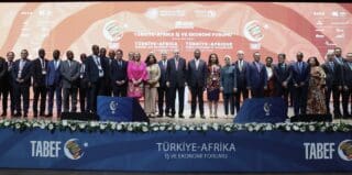 Türkiye-Afrique | Un partenariat à 40 milliards de dollars pour redessiner la carte du commerce mondial Réunis les 16 et 17 octobre 2025 à Istanbul, plus de 4 000 chefs d’entreprise, investisseurs et responsables politiques ont participé au 5ᵉ Forum économique et des affaires Turquie-Afrique. C’est dans ce cadre que le ministre turc du Commerce, Ömer Bolat, a dévoilé l’objectif commercial de son pays : atteindre 40 milliards de dollars d’échanges avec l’Afrique en 2025, contre 37 milliards cette année.