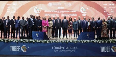 Réunis les 16 et 17 octobre 2025 à Istanbul, plus de 4 000 chefs d’entreprise, investisseurs et responsables politiques ont participé au 5ᵉ Forum économique et des affaires Turquie-Afrique. C’est dans ce cadre que le ministre turc du Commerce, Ömer Bolat, a dévoilé l’objectif commercial de son pays : atteindre 40 milliards de dollars d’échanges avec l’Afrique en 2025, contre 37 milliards cette année.