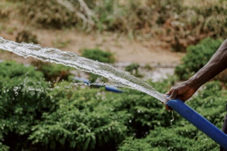 À l’heure actuelle, une personne sur dix dans le monde vit dans des régions confrontées à un stress hydrique élevé ou critique. Au cours des 50 dernières années, les périodes de graves pénuries de pluie ont augmenté de plus de 230 % à l’échelle mondiale (a). En Afrique de l’Ouest, de nombreuses communautés s’ajustent à l’évolution des régimes pluviométriques et à la diminution des ressources hydriques grâce à une résilience, une créativité et un savoir local remarquables. Leur expérience permet de mieux comprendre comment les économies peuvent s’adapter et prospérer face à l’évolution des conditions écologiques.