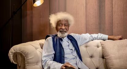 L’écrivain nigérian Wole Soyinka, premier auteur africain à recevoir, en 1986, le prix Nobel de littérature, et très critique envers le président américain Donald Trump, a annoncé, mardi 28 octobre, que le consulat des Etats-Unis à Lagos avait annulé son visa. «Je tiens à assurer le consulat… que je suis très satisfait de l’annulation de mon visa,» a déclaré le célèbre auteur et dramaturge, âgé de 91 ans, lors d’une conférence de presse.