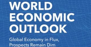 La croissance mondiale devrait ralentir, passant de 3,3 % en 2024 à 3,2 % en 2025, puis 3,1 % en 2026. Les économies avancées devraient plafonner autour de 1,5 %, tandis que les pays émergents et en développement conserveraient un rythme supérieur à 4 %. Côté inflation, la tendance reste à la baisse, mais avec des écarts notables : au-dessus de la cible aux États-Unis, où des risques de surchauffe persistent, et plus modérée ailleurs.