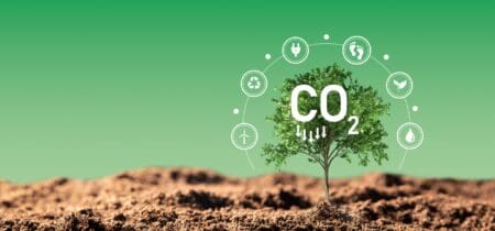 Les pays africains ne sont pas seulement victimes du dérèglement climatique : ils détiennent une part essentielle des solutions. Forêts tropicales, minerais critiques pour la transition énergétique, potentiel solaire et hydraulique exceptionnel : ce patrimoine place l’Afrique au centre de la recomposition énergétique mondiale. Mais trop longtemps, ce capital a été exploité dans une logique extractive, avec des bénéfices accaparés par quelques acteurs extérieurs et des coûts sociaux et environnementaux laissés aux communautés locales.