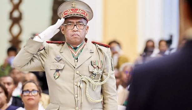 Madagascar | Un Général à poigne nommé Premier ministre Dans une forme de justification de son choix de cet officier, le président malgache a déclaré que «le pays avait besoin d'un Premier ministre capable de rétablir l'ordre et la confiance du peuple.» A ses yeux, ce militaire «à poigne et rigoureux,» comme le décrivent ses proches, serait indiqué pour rétablir le calme et l’autorité de l’Etat, et surtout, rétablir l'approvisionnement en électricité et en eau, priorité absolue des pouvoirs publics.