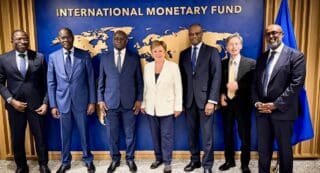 Le FMI a gelé le précédent programme de prêts de 1,8 milliard de dollars au Sénégal en 2024 après que le pouvoir actuel a découvert des milliards de dollars de dettes non déclarées. Le montant de la dette extérieure du Sénégal a été revu à la hausse pour atteindre plus de 11 milliards de dollars, et le FMI estime désormais que son ratio dette/PIB incluant la dette du Trésor, la dette des entreprises publiques et les arriérés de paiement intérieurs, s’élevait à 132 % fin 2024