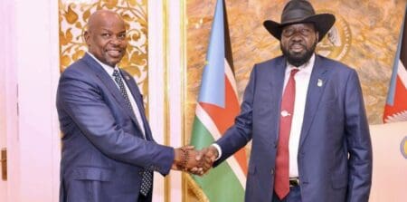 Soudan du Sud | Règlement des comptes au sommet de l’Etat Cette rupture fracassante entre les deux hommes semble avoir surpris les analystes politiques à Juba tant leurs liens étaient si forts que le vice-président limogé était pressenti comme le successeur préféré de Salva Kiir à la tête de l’Etat. Le chef de l’Etat du Soudan du Sud a également limogé le gouverneur de la banque centrale et le directeur de l'Autorité fiscale (l’équivalent de la direction générale des Impôts), tous deux considérés comme proches de Bol Mel.