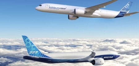 L’enjeu est de taille. Les montants sont tellement importants qu’il est difficile de se les représenter. Allez, entrons dans les grands nombres. On estime qu’actuellement 26.750 appareils sont en service commercial dans le monde. Les constructeurs, Boeing en particulier, chiffrent à 50.000 les flottes du transport aérien à l’horizon 2044, c’est dans moins de 20 ans et cela correspond à un doublement du nombre d’avions. Mais ce n’est pas tout, la taille moyenne des appareils augmente régulièrement. Elle est passée de 50 sièges dans les années 1950 à 100 sièges 20 ans plus tard et à 200 sièges maintenant. Et les appareils volent de plus en plus loin.