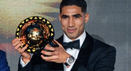 1998 ! Il fallait remonter à 1998 pour voir un Marocain remporter le Ballon d’Or africain, plus haute distinction individuelle du continent. À cette époque, c’est Mustapha Hadji, auteur d’une Coupe du monde marquante avec les Lions de l’Atlas, qui avait glané ce trophée. 27 ans plus tard, c’est Achraf Hakimi qui a obtenu cette récompense de manière assez logique. Le latéral droit du PSG a sans doute réalisé l’une des meilleures saisons de l’histoire pour un défenseur en remportant tous les trophées avec le PSG.