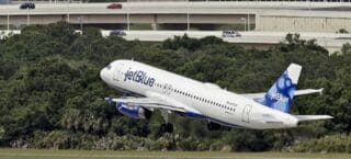 En fait il ne s’est pas passé grand-chose, et cela aurait pu rester inaperçu s’il n’y avait pas eu précédemment les accidents des deux Boeing 737 MAX dont ont été victimes Lion Air et Ethiopian Airlines. L’Airbus A320 a fait un piqué intempestif qui a pu être rattrapé par les pilotes et tous les passagers ont atterri sains et saufs. La cause est connue, il s’agit d’un dysfonctionnement du logiciel qui commande la gouverne de profondeur, suite à des radiations solaires. N’étant en aucun cas un spécialiste de ce genre de technique, je me garderai bien d’aller plus avant dans les commentaires. Mais je souhaiterais livrer une réflexion sur la fragilité des deux énormes groupes aéronautiques qui dirigent maintenant, au moins la production et sans doute, même si cela se fait de manière indirecte, tout le transport aérien.