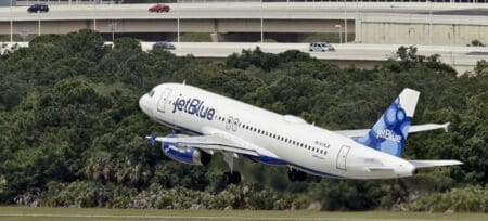 En fait il ne s’est pas passé grand-chose, et cela aurait pu rester inaperçu s’il n’y avait pas eu précédemment les accidents des deux Boeing 737 MAX dont ont été victimes Lion Air et Ethiopian Airlines. L’Airbus A320 a fait un piqué intempestif qui a pu être rattrapé par les pilotes et tous les passagers ont atterri sains et saufs. La cause est connue, il s’agit d’un dysfonctionnement du logiciel qui commande la gouverne de profondeur, suite à des radiations solaires. N’étant en aucun cas un spécialiste de ce genre de technique, je me garderai bien d’aller plus avant dans les commentaires. Mais je souhaiterais livrer une réflexion sur la fragilité des deux énormes groupes aéronautiques qui dirigent maintenant, au moins la production et sans doute, même si cela se fait de manière indirecte, tout le transport aérien.