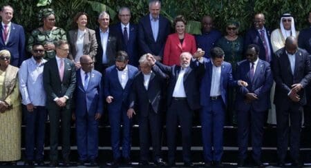 Jim Skea tempère en ajoutant :,"mais il est peut-être encore possible de limiter le réchauffement climatique à 1,5°C d'ici à la fin du siècle."