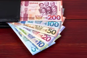 Ghana | Le spectaculaire rebond du cedi Le cedi ghanéen (GHS) a enregistré l’un des redressements les plus marqués parmi les monnaies africaines en 2025, selon la Banque du Ghana. À la fin du premier semestre, la monnaie nationale s’était appréciée d’environ 30 % par rapport au dollar, faisant passer la parité à environ 15,56 cedis pour 1 dollar début avril à 10,28 cedis pour 1 dollar fin juin. Ce rebond a contribué à la désinflation des biens et intrants importés.