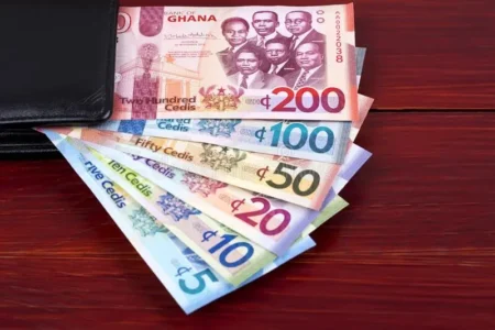 Le cedi ghanéen (GHS) a enregistré l’un des redressements les plus marqués parmi les monnaies africaines en 2025, selon la Banque du Ghana. À la fin du premier semestre, la monnaie nationale s’était appréciée d’environ 30 % par rapport au dollar, faisant passer la parité à environ 15,56 cedis pour 1 dollar début avril à 10,28 cedis pour 1 dollar fin juin. Ce rebond a contribué à la désinflation des biens et intrants importés.