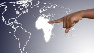 Les flux d’investissements directs étrangers (IDE) à destination de l’Afrique ont plongé de 42 % au premier semestre 2025, pour s’établir à 28 milliards de dollars, révèle le rapport Global Investment Trends Monitor publié le 31 octobre par l’ONU Commerce et Développement. Cette contraction est particulièrement prononcée en Afrique du Nord, où les IDE ont chuté à 11 milliards de dollars, contre 27 milliards à la même période en 2024, année marquée par le mégaprojet de Ras El-Hekma en Égypte, financé par Abu Dhabi Developmental Holding Company.