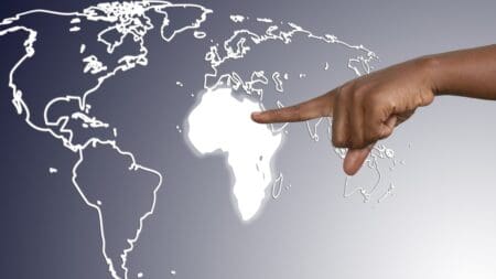 Les flux d’investissements directs étrangers (IDE) à destination de l’Afrique ont plongé de 42 % au premier semestre 2025, pour s’établir à 28 milliards de dollars, révèle le rapport Global Investment Trends Monitor publié le 31 octobre par l’ONU Commerce et Développement. Cette contraction est particulièrement prononcée en Afrique du Nord, où les IDE ont chuté à 11 milliards de dollars, contre 27 milliards à la même période en 2024, année marquée par le mégaprojet de Ras El-Hekma en Égypte, financé par Abu Dhabi Developmental Holding Company.