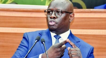 Selon l'agence de notation financière, les perspectives négatives reflètent les risques persistants liés au refinancement de la dette publique élevée du Sénégal alors que les conditions de financement mondiales continuent de se dégrader. Standard & Poor's relève aussi l'absence de progrès dans l'obtention d'un soutien multilatéral concret qui permettrait d'accéder à un financement concessionnel moins coûteux et d'atténuer les tensions de liquidité auxquelles est confronté le Trésor sénégalais.