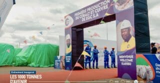 La RD-Congo détient en effet 72 % des réserves mondiales de cobalt et représente plus de 74 % de l'approvisionnement, provenant en grande partie de mines artisanales informelles. L'exploitation minière artisanale est vitale pour le pays, car elle emploie entre 1,5 et 2 millions de personnes et fait vivre indirectement plus de 10 millions de personnes.
