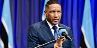 Le Botswana détient 15 % de De Beers. Le géant sud-africain contribue à hauteur de 70 % à la production annuelle de diamants bruts du pays. A ce titre, estime Gaborone, cette entreprise constitue un actif national stratégique, malgré le décrochage des cours mondiaux du diamant. Lors de son discours sur l'état de la Nation à Gaborone, le chef de l’Etat botswanais a déclaré devant le Parlement que, même si le Botswana cherchait à diversifier son secteur minier, les diamants resteraient un contributeur majeur à la croissance.