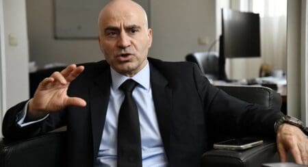 À l’issue d’une mission de deux semaines dans la capitale sénégalaise, Edward Gemayel n’a pas mâché ses mots. « On n’a jamais vu une dette cachée de cette importance en Afrique,» a-t-il déclaré le 6 novembre sur RFI. Selon les estimations du FMI, le volume de la dette non déclarée accumulée entre 2019 et 2024 atteindrait près de sept milliards de dollars.