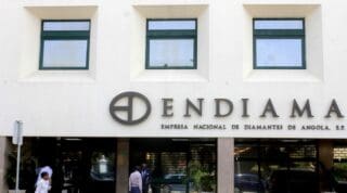 Selon les analystes des marchés de commodities, les autorités angolaises ont opté pour la stratégie de compenser la baisse de prix et de la demande par une augmentation du volume de production. Luanda prend ainsi le contre-pied du Botswana, premier producteur africain de diamants. 