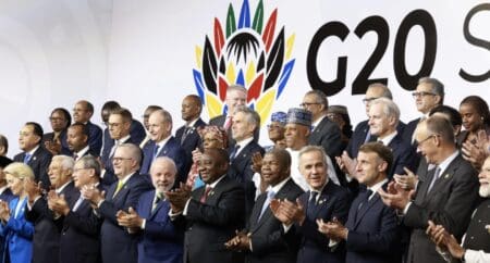 “Nous nous rapprochions de plus en plus d’une adoption unanime, et maintenant nous avons une déclaration du sommet adoptée,” a déclaré Vincent Magwenya, le Porte-parole du président sud-africain Cyril Ramaphosa à la chaîne publique SABC ce samedi, 22 novembre.