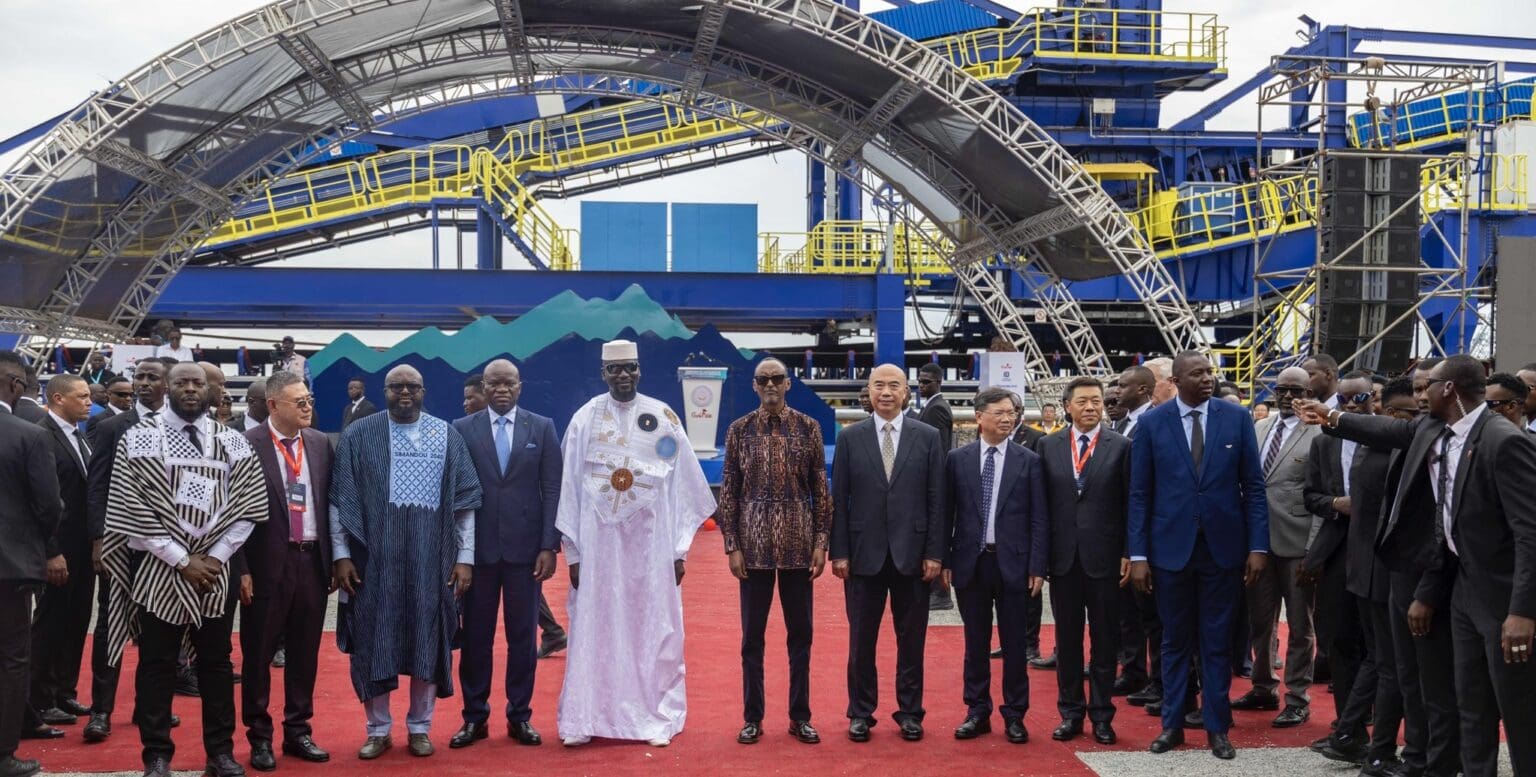 Guinée | Mines : Après 20 ans de perdition, Simandou enfin opérationnel ! Considéré comme l’un des plus importants gisements de fer au monde, Simandou est développé par le groupe australien Rio Tinto Simfer et le Chinois Winning Consortium Simandou (WCS). Les deux consortiums se partagent les quatre blocs du gisement, dont la capacité atteindra 120 millions de tonnes par an à plein régime.