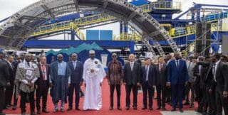 Considéré comme l’un des plus importants gisements de fer au monde, Simandou est développé par le groupe australien Rio Tinto Simfer et le Chinois Winning Consortium Simandou (WCS). Les deux consortiums se partagent les quatre blocs du gisement, dont la capacité atteindra 120 millions de tonnes par an à plein régime.