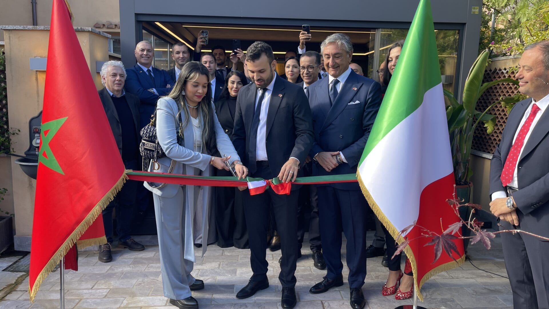 Selon le communiqué, le choix d’un haut lieu institutionnel italien pour cette inauguration témoigne du poids accordé à cette initiative et de la volonté des deux pays de consolider durablement leur coopération économique. À Rome, les interventions ont mis en lumière le potentiel croissant des investissements croisés et l’importance d’un acteur capable d’accompagner les entreprises, de structurer les opportunités et de faciliter l’accès aux marchés des deux rives de la Méditerranée.