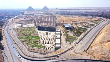 Situé à proximité des pyramides de Gizeh, le complexe s’étend sur environ 500.000 m² et abrite plus de 100 000 artefacts retraçant sept millénaires d’histoire, y compris l’ensemble des 5000 trésors funéraires du pharaon Toutankhamon. Les visiteurs pourront aussi admirer des statues monumentales, comme celle de Ramsès II, des momies royales, des objets du quotidien. Un bâtiment a été spécialement conçu pour la barque solaire du pharaon Khéops, présentée comme « le plus grand et le plus ancien artefact en bois de l'histoire de l'humanité.»