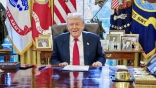 C’est une révélation du site américain Axios : pour débloquer un accord commercial avec les États-Unis, une délégation de chefs d’entreprise suisses a rencontré Donald Trump début novembre à la Maison Blanche, avec en poche des cadeaux particulièrement luxueux. Au programme : une montre Rolex spéciale et un lingot d’or personnalisé d’un kilogramme, estimé à 112.000 euros.