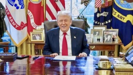 C’est une révélation du site américain Axios : pour débloquer un accord commercial avec les États-Unis, une délégation de chefs d’entreprise suisses a rencontré Donald Trump début novembre à la Maison Blanche, avec en poche des cadeaux particulièrement luxueux. Au programme : une montre Rolex spéciale et un lingot d’or personnalisé d’un kilogramme, estimé à 112.000 euros.