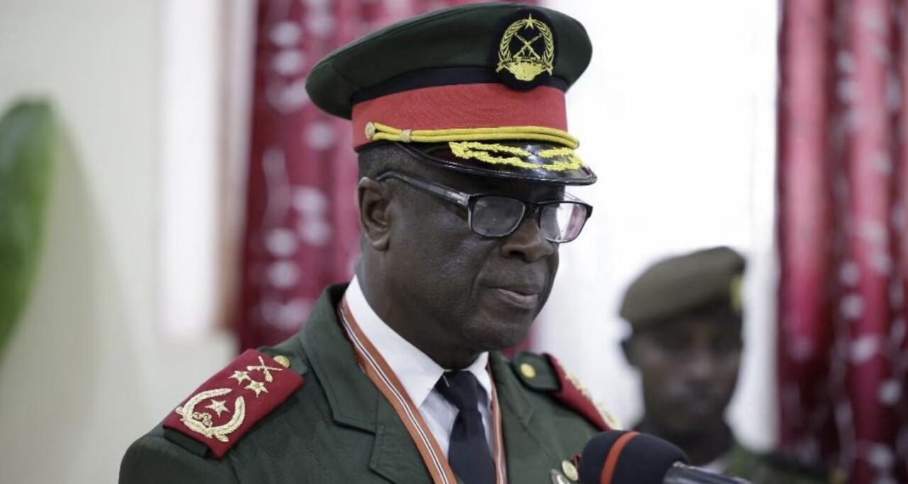 Guinée Bissau | Coup d’Etat : le nouvel homme fort du pays s’installe La veille, le «Haut Commandement militaire pour le rétablissement de l'ordre, autoproclamé, a annoncé dans une déclaration télévisée avoir destitué le président Umaro Sissoco Embalo, dans le dernier épisode de troubles qui secoue ce pays habitué aux coups d'Etat. La prise de contrôle par l'armée est intervenue la veille de l'annonce prévue des résultats provisoires de l’élection présidentielle opposant Umaro Sissoco Embalo à Fernando Dias, 47 ans, un novice en politique qui s'est néanmoins imposé comme le rival le plus menaçant du chef de l’Etat sortant. Avant l'annonce du coup de force de l’armée, des témoins ont rapporté avoir entendu des coups de feu pendant environ une heure dans la capitale, Bissau, près du siège de la Commission électorale et du palais présidentiel. Dans la foulée, Embalo a contacté la presse parisienne pour annoncer qu'il avait été arrêté et qu’il ignorait où il se trouvait.