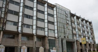Guinée | Le nouveau plan anti-cash de la Banque centrale La Banque centrale de la République de Guinée (BCRG) vient de présenter à la Commission du Plan, des Affaires financières et du Contrôle budgétaire du Conseil national de la Transition (le Parlement provisoire), les grandes lignes de sa stratégie afin de réduire le poids du cash dans l’économie.