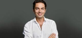 Entretien | Nicolas Goldstein, Co-fondateur de Talenteum et Breedj.com, Breedj.com : bâtir les ponts du futur du travail entre l’Afrique et le monde En 2024, notre aventure entrepreneuriale a franchi une étape décisive. Talenteum, l’entreprise mauricienne que j’ai cofondée avec John Benatouil, a été sélectionnée pour intégrer le prestigieux Seed Transformation Program de la Stanford Graduate School of Business.
C’est une distinction rare, mais surtout un tournant stratégique pour notre vision du travail à distance en Afrique. Ce programme, dédié aux entreprises africaines à fort potentiel, accompagne les dirigeants dans leur passage à l’échelle internationale.