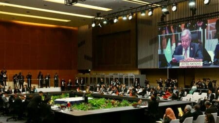 Le Conseil de sécurité de l’ONU a adopté à une large majorité la résolution 2797, soutenue par 11 des 15 membres, dont les États-Unis et la Corée du Sud. Trois pays - Chine, Russie et Pakistan- se sont abstenus, et aucune voix ne s’est opposée au texte. Cette décision exprime un soutien sans équivoque au Secrétaire général de l’ONU et à son envoyé personnel dans la conduite du processus politique, en se basant sur l’Initiative marocaine d’autonomie, qualifiée de solution «juste, durable et mutuellement acceptable.»