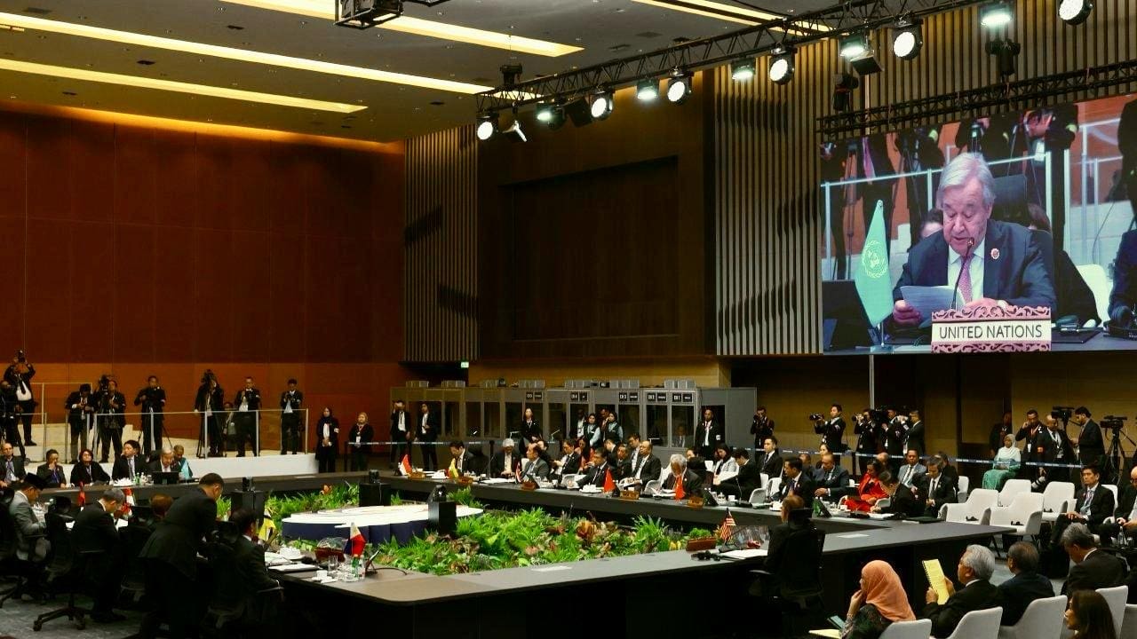Le Conseil de sécurité de l’ONU a adopté à une large majorité la résolution 2797, soutenue par 11 des 15 membres, dont les États-Unis et la Corée du Sud. Trois pays - Chine, Russie et Pakistan- se sont abstenus, et aucune voix ne s’est opposée au texte. Cette décision exprime un soutien sans équivoque au Secrétaire général de l’ONU et à son envoyé personnel dans la conduite du processus politique, en se basant sur l’Initiative marocaine d’autonomie, qualifiée de solution «juste, durable et mutuellement acceptable.»