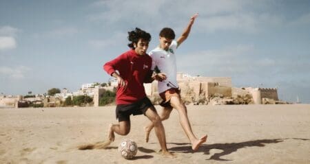 PUMA affirme plus que jamais son empreinte dans le football africain. Pour la deuxième fois consécutive, l’équipementier allemand est partenaire technique officiel de la CAF à l’occasion de la CAN 2025 organisée au Maroc, un rôle stratégique entamé en 2023 et déjà déterminant dans la modernisation des compétitions africaines.