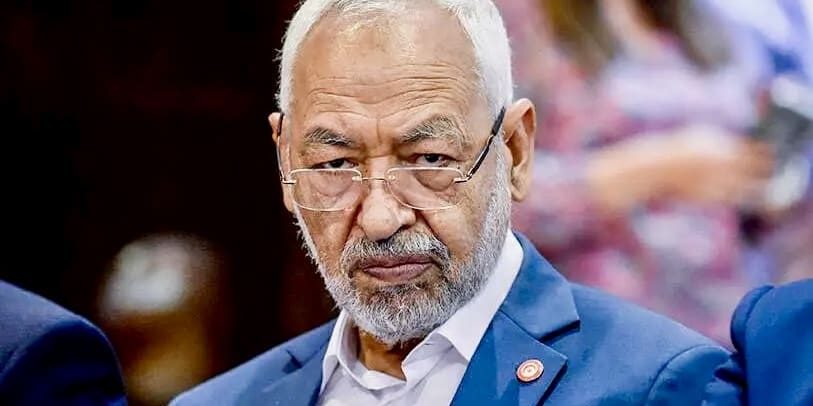 Tunisie | Ghannouchi, un caillou dans la chaussure de Kais Saïed La plupart des dirigeants de l'opposition sont derrière les barreaux. Les partis politiques, complètement neutralisés, accusent Kais Saïed d'avoir transformé la Tunisie en une « prison à ciel ouvert » en utilisant le système judiciaire pour réprimer toute voix contestataire au point de faire regretter Ben Ali à une frange de la population, notamment les classes moyennes urbaines.