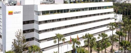 À Casablanca, le 07 novembre 2025. Le groupe Attijariwafa bank informe le public qu’un contenu circulant actuellement sur internet et les réseaux sociaux diffuse de fausses informations en utilisant l’image, la voix et le nom de son Président-Directeur Général.